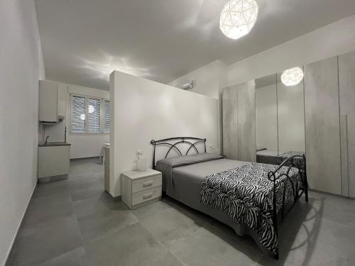 ein Schlafzimmer mit einem Bett und einer Küche darin in der Unterkunft Fiume 21 apartment -3- Venturina Terme in Venturina Terme