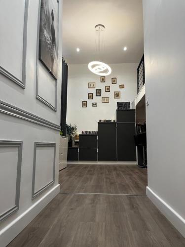 un bureau vide avec un couloir et une chambre avec une glace dans l'établissement Romantique appartement Cours lieutaud, à Marseille