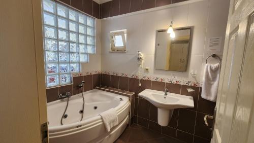 Phòng tắm tại KHARMA BEACH CLUB SPA APOLLONIUM BAY VILLAS
