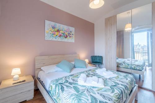 Un dormitorio con una cama grande y una ventana en Cernaia Modern & Central Flat en Turín