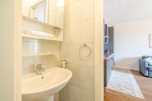 Cernaia Modern & Central Flat في تورينو: حمام مع حوض ومرآة