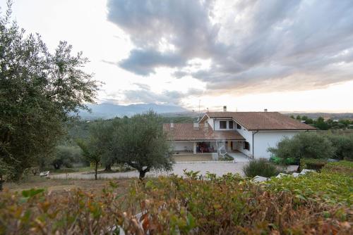 a white house with a view of a yard at Green Residence Villa Assunta in Moscufo