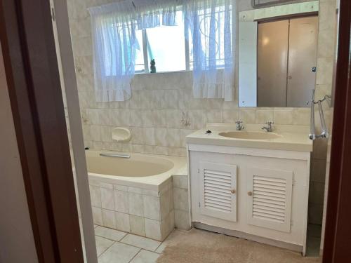 Ένα μπάνιο στο Elwandle Guest House