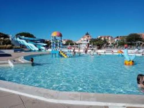 un parc aquatique avec un toboggan et des toboggans dans l'établissement Appartement La Rotonde à Port Bourgenay, à Talmont-Saint-Hilaire