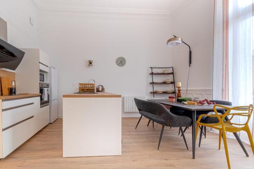 une cuisine et une salle à manger avec une table et des chaises dans l'établissement Sublime T4 coeur de ville Jaurès, à Limoges