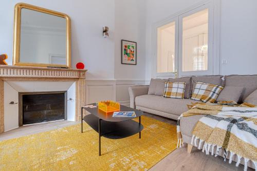 a living room with a couch and a fireplace at Sublime T4 coeur de ville Jaurès in Limoges