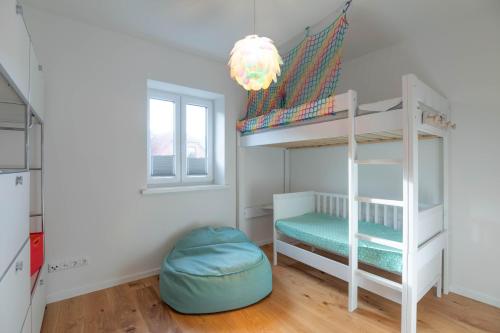 a bedroom with a bunk bed and a window at Kleine Krabbe in Tönning