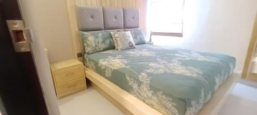 een slaapkamer met een bed met een blauw dekbed bij Luxury Apartment with Sea & Lagoon View  in Negombo