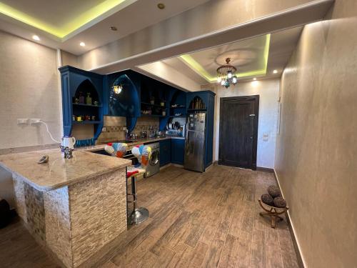 Posezení v ubytování Chalet in Mountain View Sokhna 1 luxurious with garden 3 bedrooms with AC, 2 bathrooms, heated pool, families only