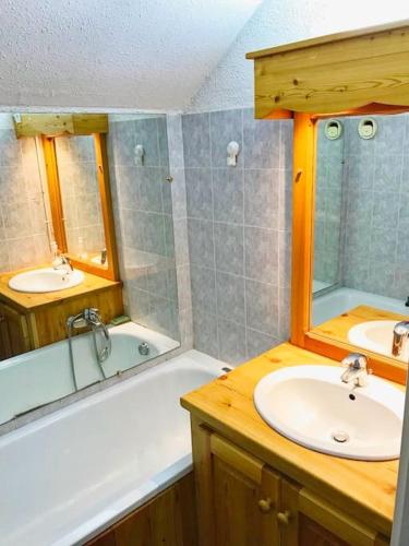 une salle de bain avec un lavabo et une baignoire et un lavabo dans l'établissement Serre chevalier,Chantemerle,T2 proche pistes, à Saint-Chaffrey