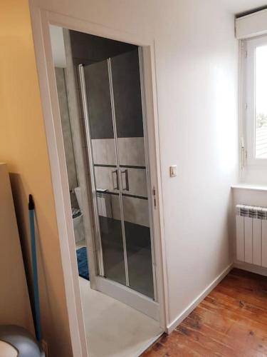 - une porte de douche en verre dans la chambre dans l'établissement [LE JEANNE] 4/6 couchages, Wifi, sanctuaire, à Lourdes