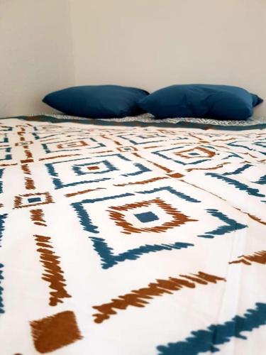 - un lit avec une couverture d'impression tigre dans l'établissement [LE JEANNE] 4/6 couchages, Wifi, sanctuaire, à Lourdes