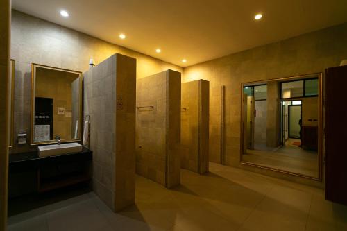 y baño con lavabo y espejo. en Farthai Residence, en Phan Thong