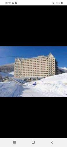 Una foto de un hotel en la nieve en Residence PARADISO, en Roccaraso