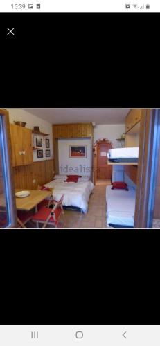 1 Schlafzimmer mit 2 Betten, einem Schreibtisch und einem Tisch in der Unterkunft Residence PARADISO in Roccaraso