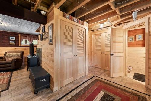 uma sala de estar com um camarote com paredes de madeira em Rustic White Mountain Log Cabin Retreat! em Rumney
