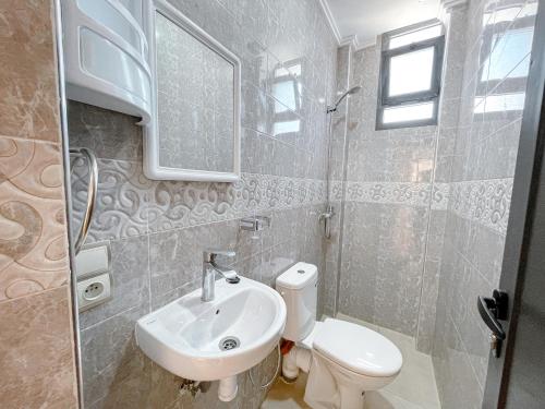 een badkamer met een wastafel en een toilet bij La Perle Taghazout apparts 2-3px in Taghazout