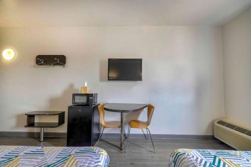 Giường trong phòng chung tại Motel 6-Cedar Park, TX