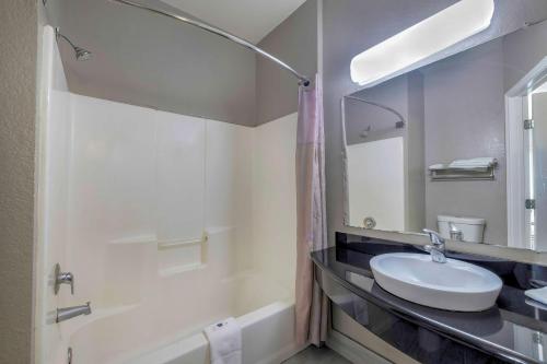 Phòng tắm tại Motel 6-Cedar Park, TX