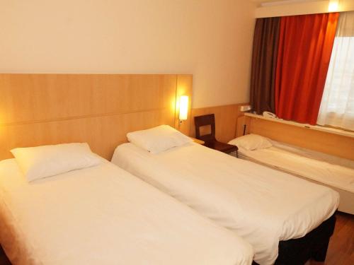 Cama ou camas em um quarto em Ibis Warszawa Ostrobramska
