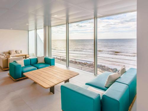 - un salon avec vue sur l'océan dans l'établissement ibis Thalassa Le Touquet, à Le Touquet-Paris-Plage