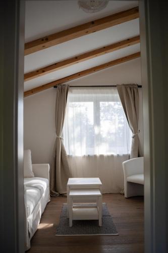 salon z kanapą i stołem w obiekcie 9b-The Resort w mieście Sežana