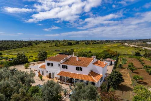 eine Luftansicht eines weißen Hauses mit orangefarbenem Dach in der Unterkunft Casa Jardim Oasis in Lagoa