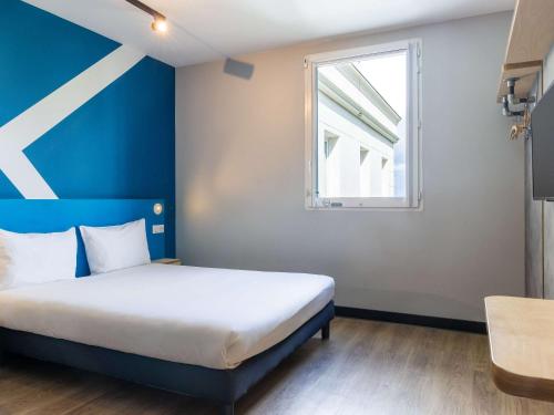 シャティヨンにあるHotel ibis budget Chatillon Paris Ouestのベッドルーム(ベッド1台、窓付)