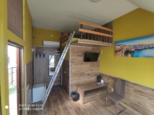 Μια τηλεόραση ή/και κέντρο ψυχαγωγίας στο Hemingway rooms in Happy Beach