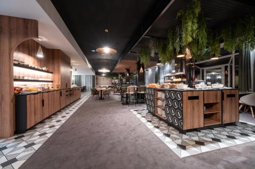 a restaurant with aasteryasteryasteryasteryasteryasteryasteryasteryasteryasteryasteryastery at Novotel Chartres in Chartres