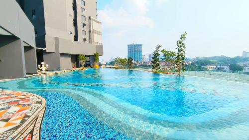 une grande piscine au milieu d'un bâtiment dans l'établissement manatidur@Arte Cheras, à Kuala Lumpur