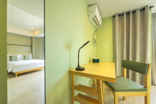 Chamemon Bed Phuket Townにあるベッド