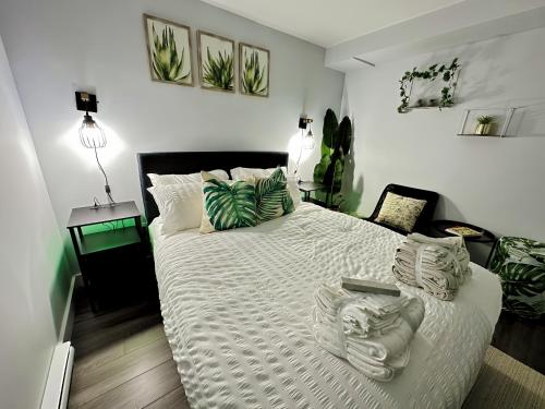 מיטה או מיטות בחדר ב-Palm Suite St Johns - Luxury One Bedroom Apartment