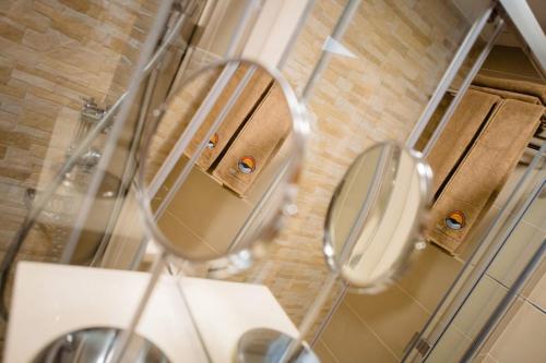 大塔拉哈爾的住宿－Viviendas Vacacionales Amanay，一间带卫生间和镜子的浴室