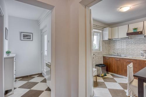 cocina con suelo a cuadros en Apartments Claudio, en Poreč