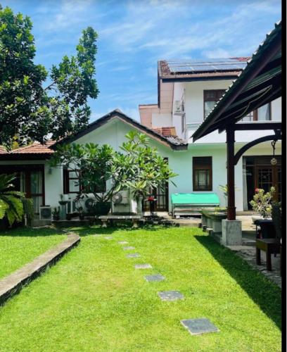 un jardín delante de una casa en Ice Berg, en Mount Lavinia