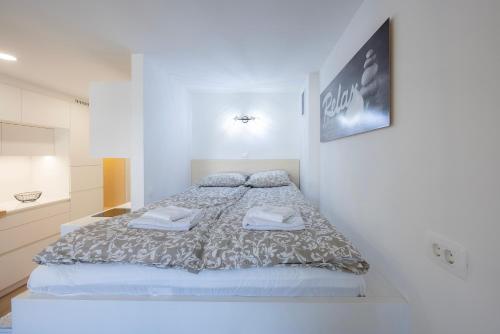 克拉尼斯卡戈拉Relax Studio Kranjska Gora的白色房间里有一张大床的卧室