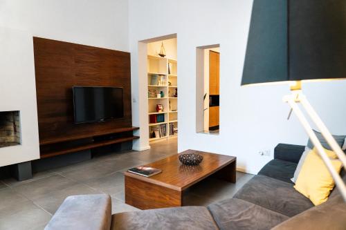 TV a/nebo společenská místnost v ubytování 130, One of a Kind - A luxury Eclectic Home