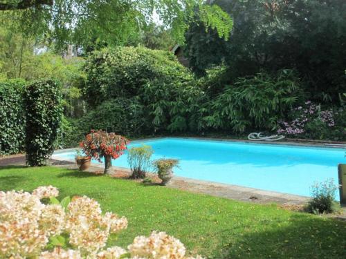 ein großer blauer Pool im Hof in der Unterkunft B&B De Schouw in Noordgouwe