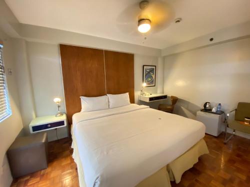 Postel nebo postele na pokoji v ubytování The Clipper Hotel, Poblacion Makati