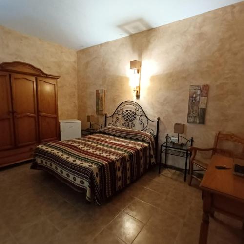 sypialnia z dużym łóżkiem w pokoju w obiekcie Hotel Restaurante Azabache w mieście Arboleas