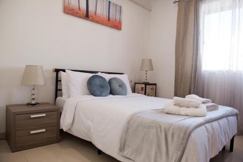Postel nebo postele na pokoji v ubytování Modern 3BR Apartment with Balcony - Close to Limestone Heritage Park