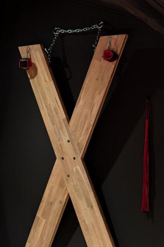 a wooden letter k with a chain on it at LA PERLE NOIRE in Agde