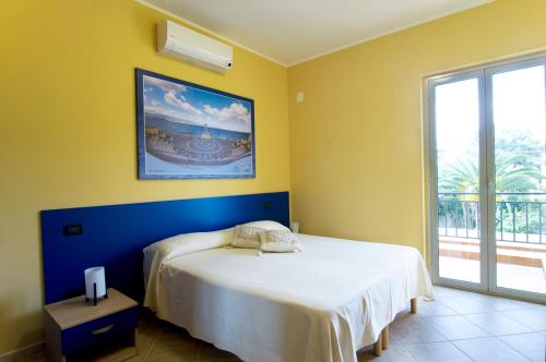 1 dormitorio con cama y ventana grande en B&B Mare Nostrum, en Catona