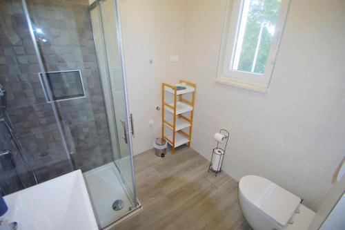 Bilik mandi di Villa with private pool in village Šišan