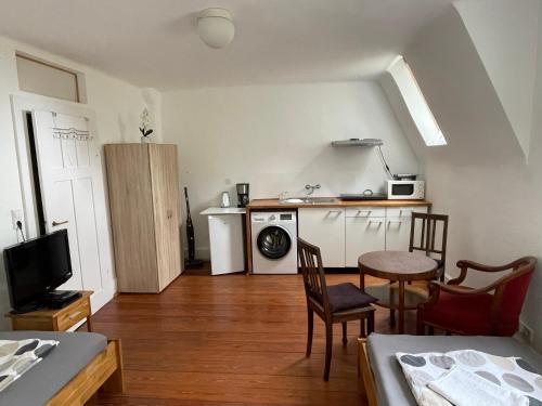 a living room with a kitchen and a table and chairs at Studio Apartment Villa Seiz in Schwäbisch Gmünd