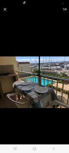 Elle offre une vue sur un balcon avec une table sur la terrasse. dans l'établissement Le Rubis, à Gruissan