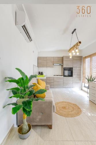 Charming 1BR APT with amazing sea views just steps away by 360 Estates