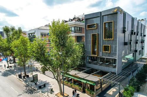 wykonanie budynku z drzewem w obiekcie Broyt Hotel w Stambule