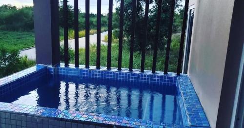 The Island Experiences Luxury Villa في Choiseul: مسبح في بيت فيه سياج